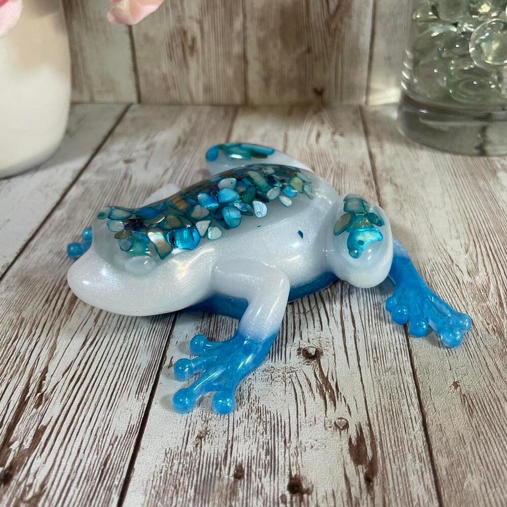 Handmade Blue & White Resin Frog Figurine – Decorative Shell Accents